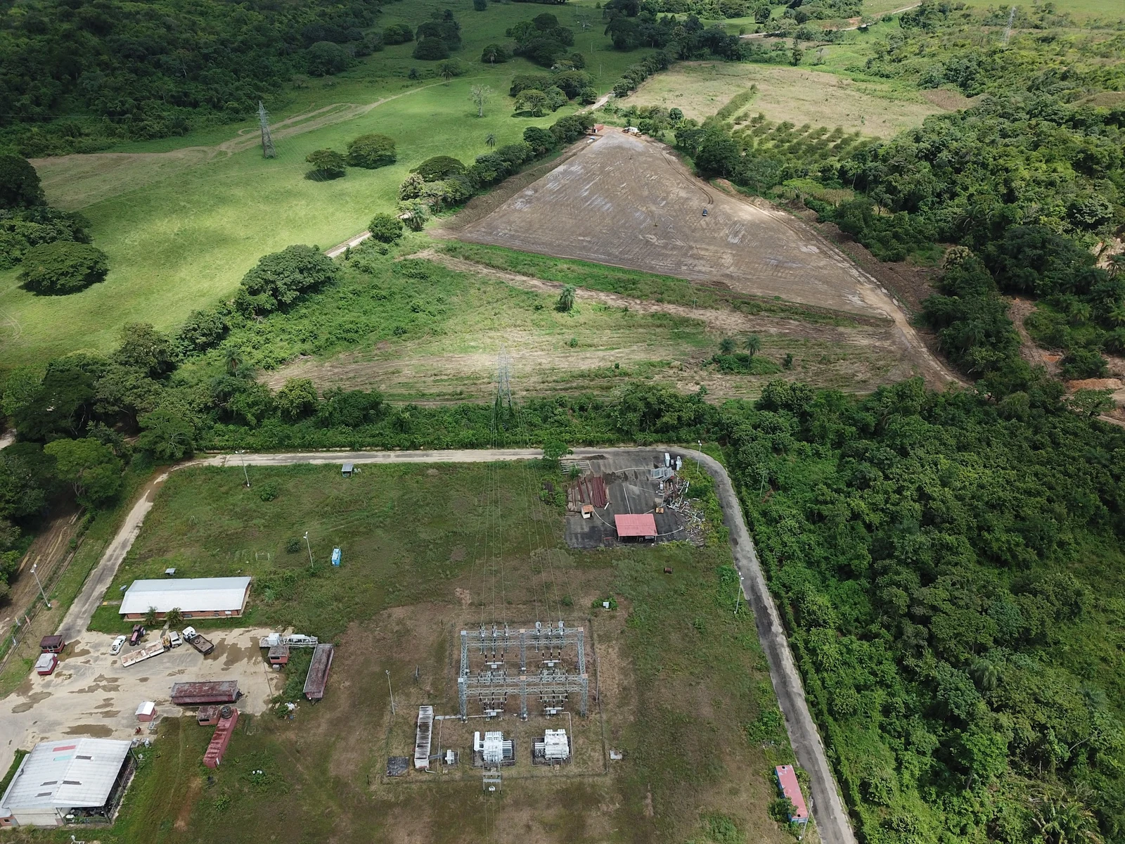 Vista aérea de infraestructura eléctrica y su entorno.