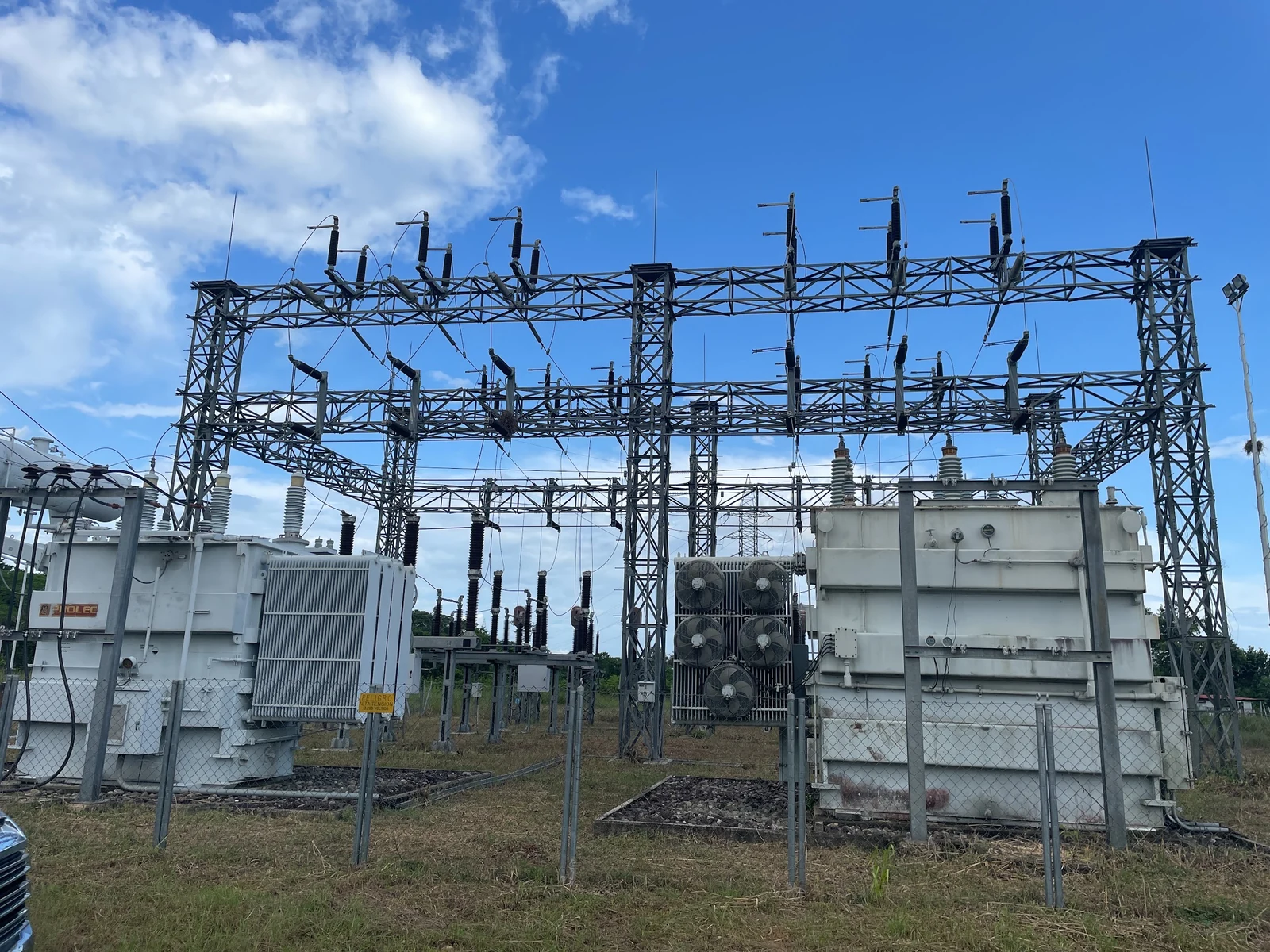 Patio de transformación y maniobra eléctrica.