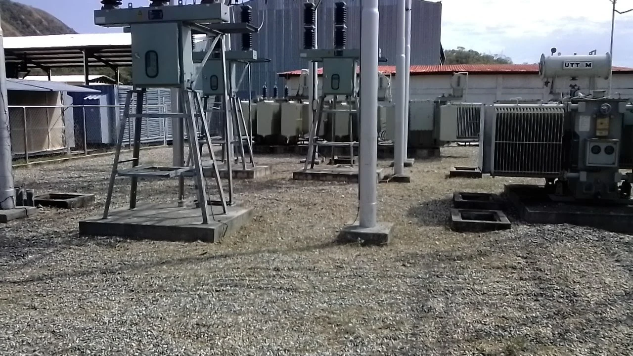 Transformadores y equipos de maniobra en una instalación eléctrica.